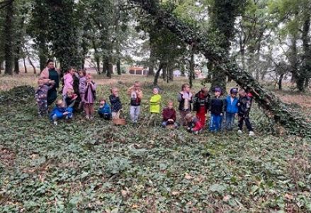grupa dzieci przedszkolnych podczas jesiennego spaceru po Margoninieowej