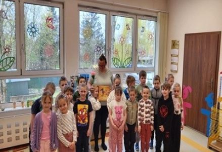 grupa dzieci przedszkolnych podczas wizyty mamy Mateusza i mamy Hani