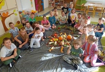 grupa dzieci przedszkolnych podczas zajęć o jesieni