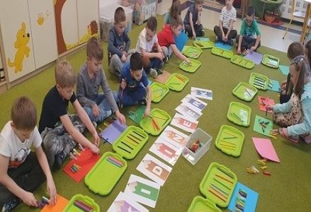 kredki dzieci przedszkole