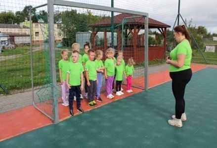 grupa dzieci przedszkolnych podczas sportowych obchodów Dnia Przedszkolaka 2025
