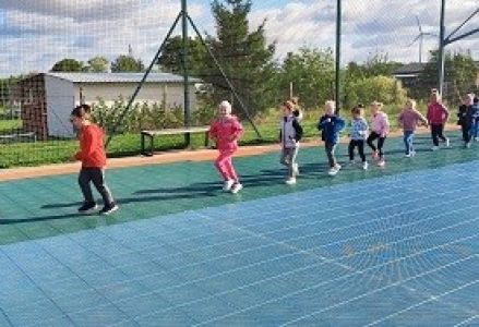 dzieci ćwiczą na boisku