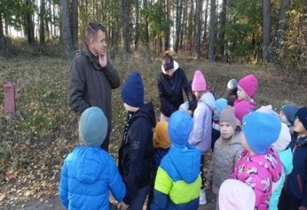 grupa dzieci przedszkolnych podczas wycieczki do jesiennego lasu