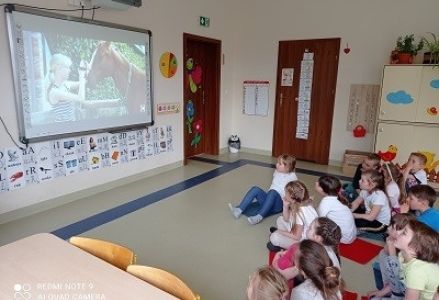 grupa dzieci podczas zajęć o koniach