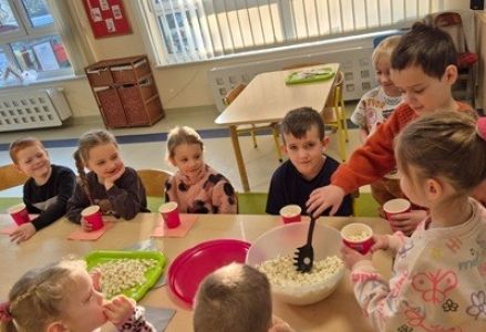 grupa dzieci przedszkolnych podczas zajęć o popcornie