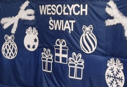 grupa dzieci przedszkolnych podczas kolędowaniaicami