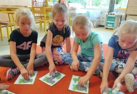 dzieci utrwalają wygląd cyfry 1