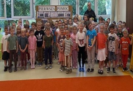 grupa dzieci przedszkolnych na spotkaniu z ratownikiem medycznym z okazji Dnia Pierwszej Pomocy 2025