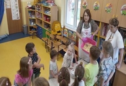 grupa dzieci przedszkolnych podczas zajęć prozdrowotnych w ramach dnia zdrowia w oddziale Radwanki