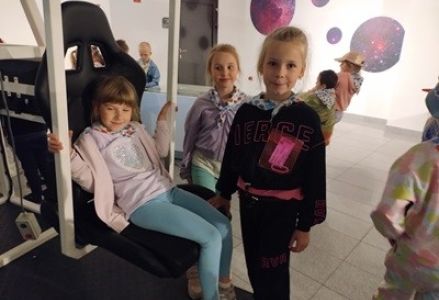 grupa dzieci przedszkolnych podczas wycieczki do Torunia
