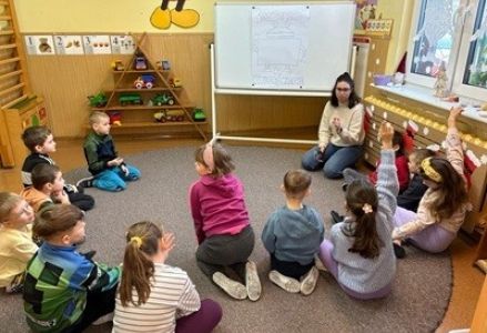 grupa dzieci przedszkolnych podczas zajęć z pedagogiem o cyberbezpieczeństwie w Internecie