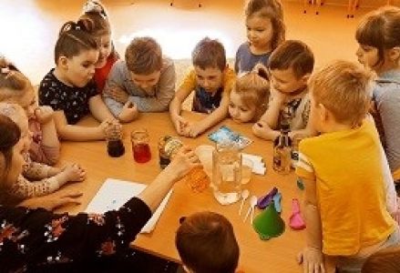 dzieci obserwują eksperyment