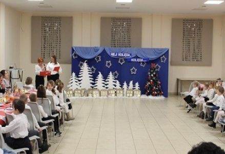 grupa dzieci przedszkolnych podczas uroczystego wieczoru kolęd