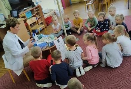 dzieci oglądają akcesoria medyczne