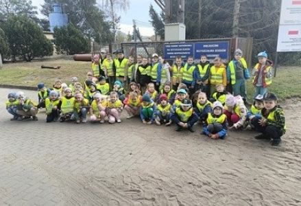 grupa dzieci przedszkolnych podczas wycieczki do oczyszczalni ścieków