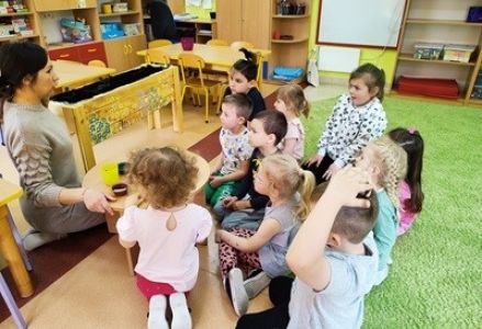 grupa dzieci przedszkolnych podczas zakładania zielonej hodowli