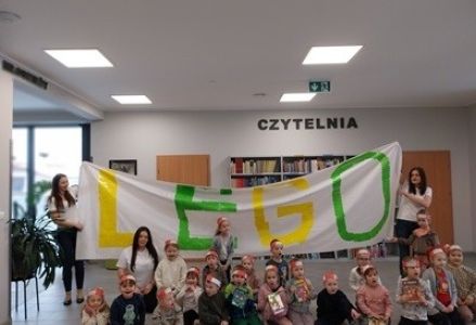 grupa dzieci przedszkolnych podczas wizyty w bibliotece z okazji Międzynarodowego Dnia Klocków Lego 2026