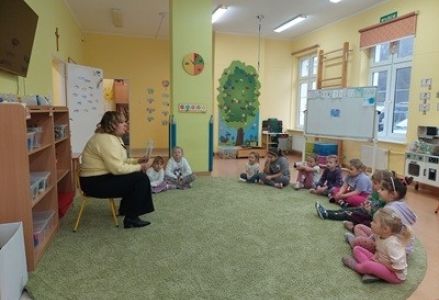 grupa dzieci przedszkolnych podczas grupowych zajęć logopedycznych