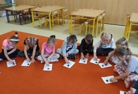 dzieci pisza cyfre dwa kasztanem