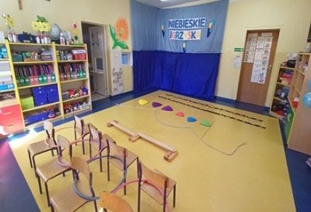 grupa dzieci przedszkolnych podczas obchodów Niebieskich Igrzysk