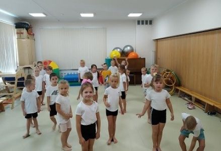 dzieci podczas ćwiczeń gimnastycznych na sali