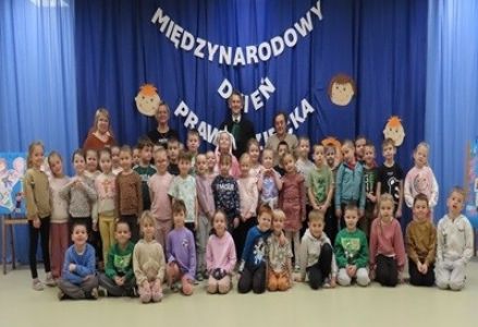 grupa dzieci przedszkolnych podczas wizyty prawnika