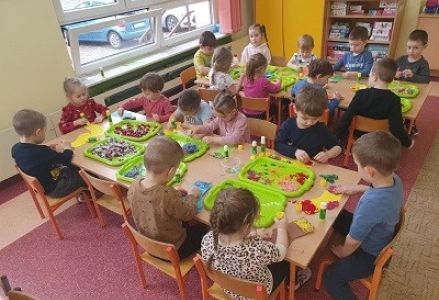 Zabawy z kolorowymi skarpetami u Krasnala Hałabały
