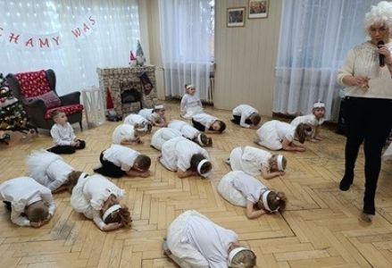 grupa dzieci przedszkolnych podczas uroczystości z okazji babci i dziadka