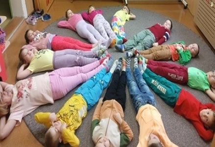 grupa dzieci przedszkolnych podczas Powitania Wiosny