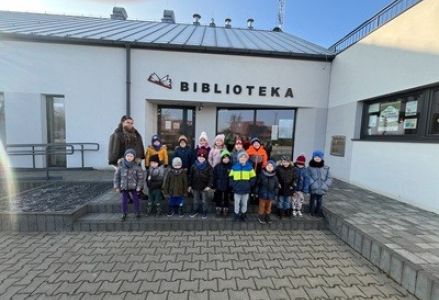 grupa dzieci przedszkolnych podczas teatrzyku kamishibai "Dziewczynka z zapałkami"