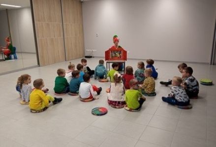 Grupa Reksio w bibliotece - teatrzyk Kamishibai pt. „Miś i choinka” 2023