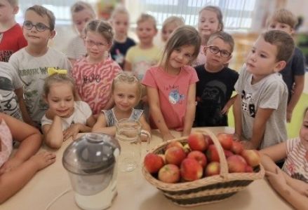 Sok jabłkowy w grupie Muminków 2023