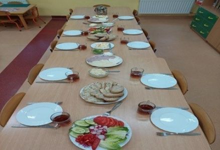 grupa dzieci przedszkolnych podczas zajęć o zdrowym odżywianiu w ramach akcji Śniadanie Daje Moc