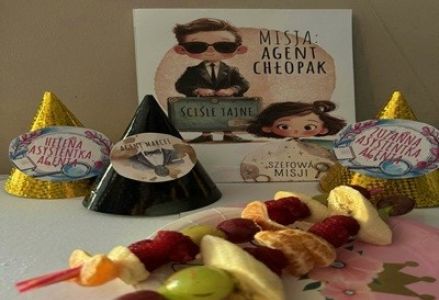 grupa dzieci przedszkolnych podczas zabawy w tajnego agenta z okazji dnia chłopca