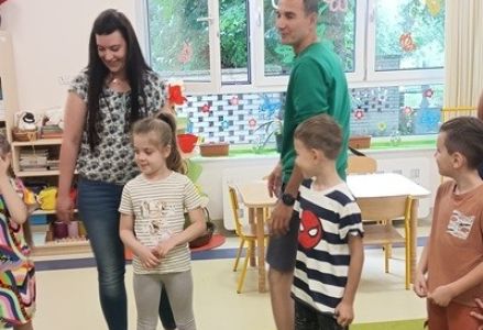 grupa dzieci przedszkolnych podczas zajęć otwartych z rodzicami