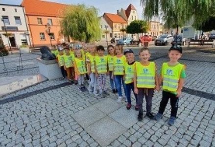 grupa dzieci podczas spaceru