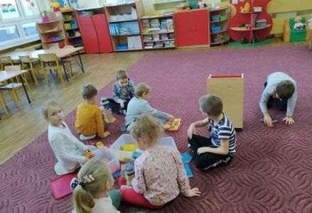 zabawy swobodne figurami geometrycznymi