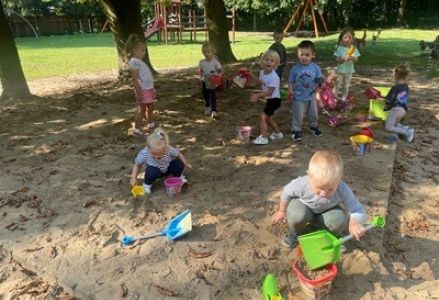 grupa najmłodszych dzieci przedszkolnych podczas pierwszych dni w przedszkolu
