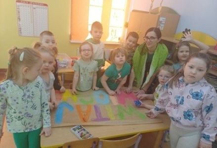 grupa dzieci przedszkolnych podczas obchodów Pierwszego Dnia Wiosny