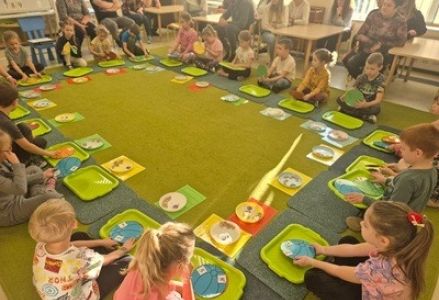 Dzieci z grupy Muminki podczas zajęć otwartych dla rodziców