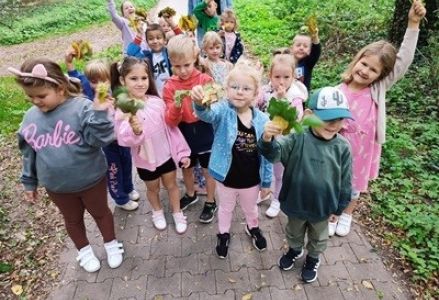 grupa dzieci przedszkolnych na jesiennym spacerze