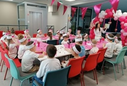 grupa dzieci przedszkolnych podczas wizyty w bibliotece dotyczącej okazywania miłości sobie i innym