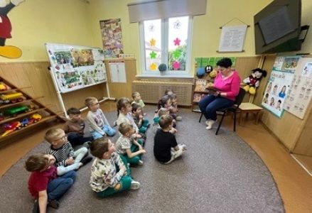 grupa dzieci przedszkolnych podczas spotkania w ramach akcji "Cała Polska Czyta Dzieciom"