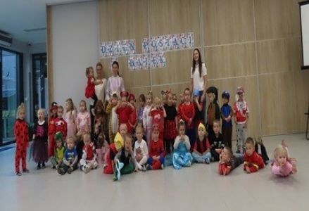 grupa dzieci przedszkolnych podczas  obchodów dnia postaci z bajek w bibliotece