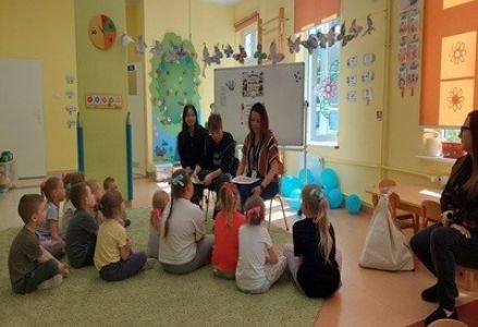 grupa dzieci przedszkolnych podczas zajęć przyrodniczych z okazji Dnia Ziemi