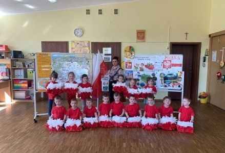 zdjęcie grupowe dzieci- Dzień Flagi
