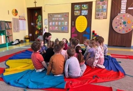 Dzieci z grupy przedszkolnej podczas zajęć otwartych dla rodziców