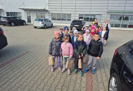 grupa dzieci przedszkolnych podczas wycieczki do zakładu produkującego meble