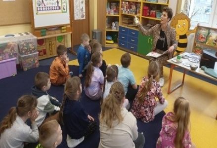 grupa dzieci podczas zajęć z pielęgniarka na temat zmysłów