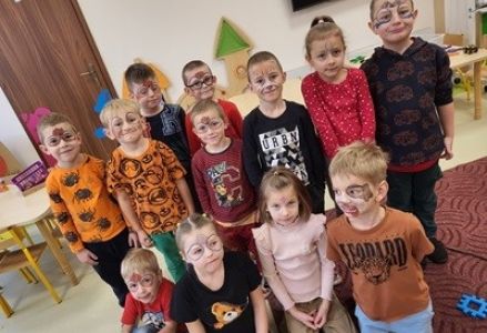grupa dzieci przedszkolnych podczas obchodów dnia kredki